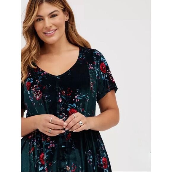 Torrid Women’s 1X Mini Velvet Skater Dress Green Floral V-Neck A-Line Winter - Picture 3 of 8